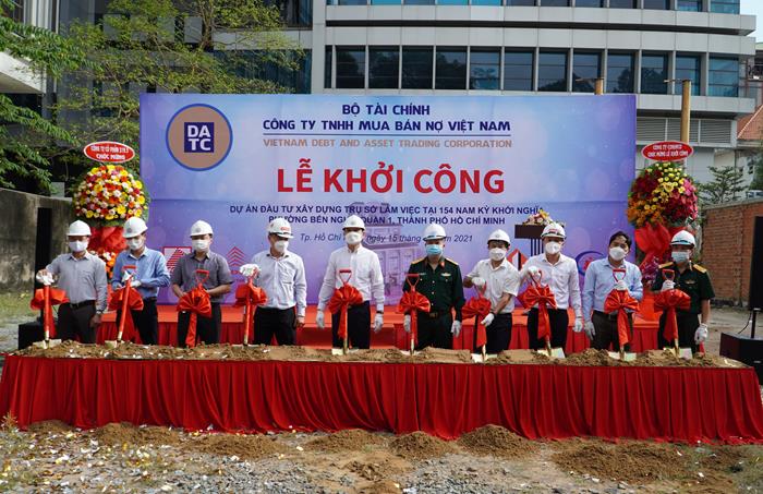 (Ông Phạm Mạnh Thường - Tổng Giám đốc DATC cùng đại diện các đơn vị liên quan thực hiện lễ khởi công dự án) 